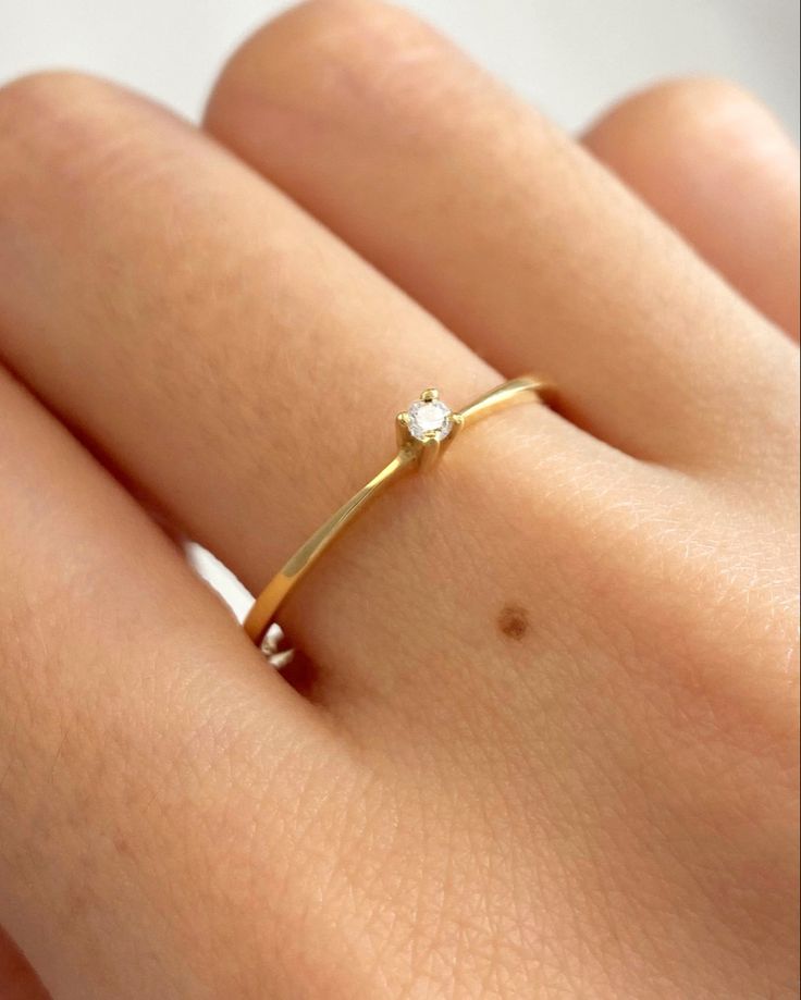 Imagem de um anel de noivado minimalista ideal em uma mão feminina