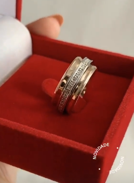 Aliança de casamento com formato giratório