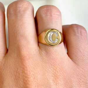 Anel Letra C Ouro 18k