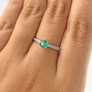 Anel Solitário Ouro Branco 18k Esmeralda e Diamantes
