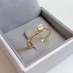 Anel Solitário em Ouro 18k com Topazio Branco Natural 4mm 4