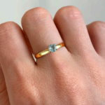 Anel Solitário em Ouro 18k com Topázio Azul Natural  4mm 2