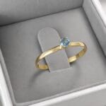 Anel Solitário em Ouro 18k com Topázio Azul Natural  3 mm 3