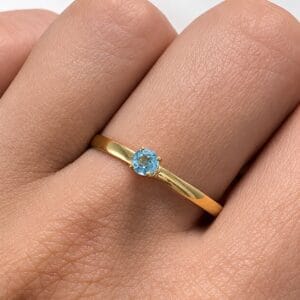 Anel Solitário em Ouro 18k com Topázio Azul Natural  3 mm